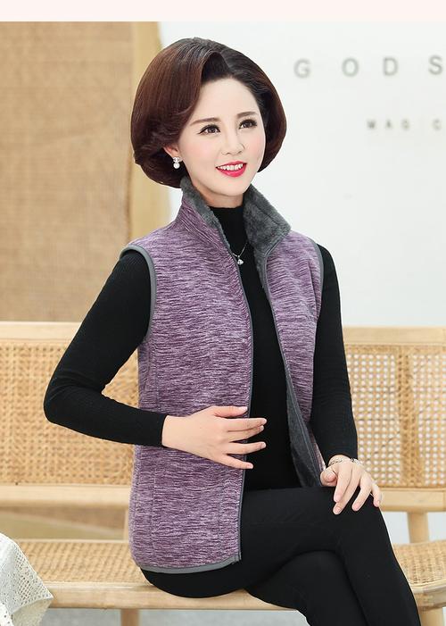 50岁女人马甲洋气搭配（马甲叠穿提升气质与格调）