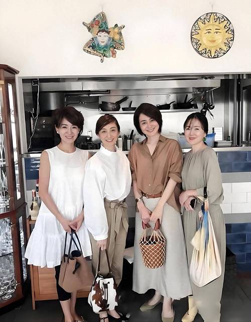 日本中老年服装搭配（东京京都中老年女性穿搭同色叠穿低饱和）