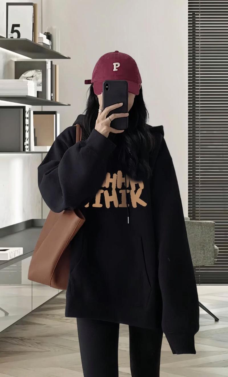 黑色大衣搭配黑色连帽卫衣图片（材质对比与场景搭配）