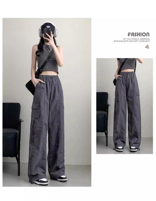 深灰色裤子搭配上衣(白黑彩上衣搭阔腿裤叠穿层次)