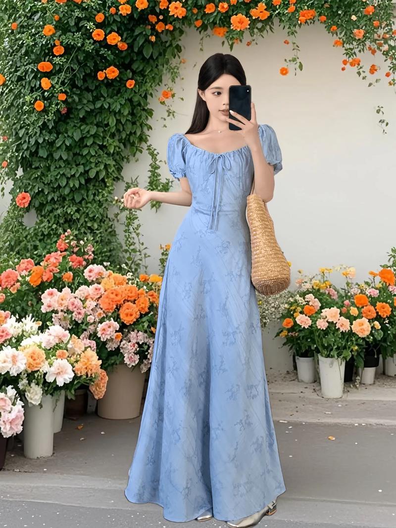 浅蓝色连衣裙配什么颜色腰带（浅蓝裙腰带搭配指南颜色材质场合妆发要点）