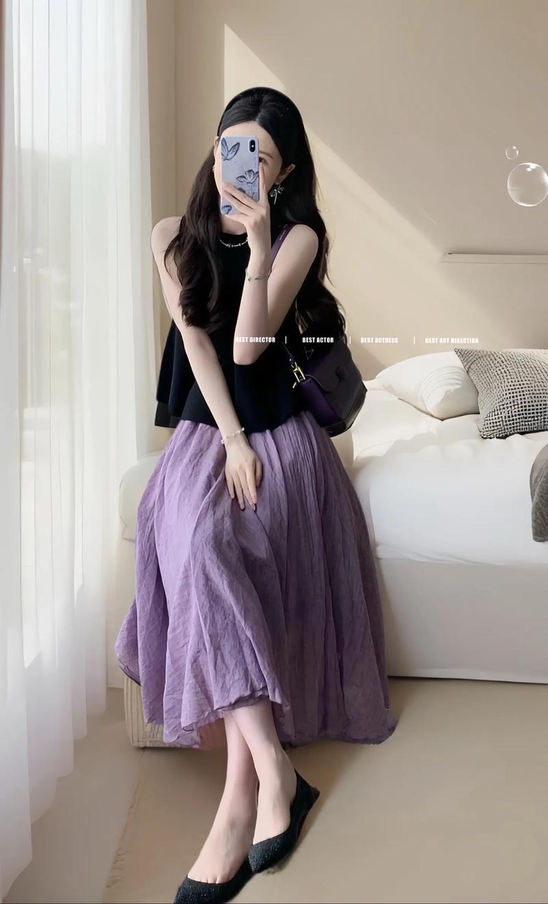 紫色上衣配黑色裙子图片（紫色上衣配黑色裙子，甜酷穿搭从职场到周末，材质剪裁决定成败）