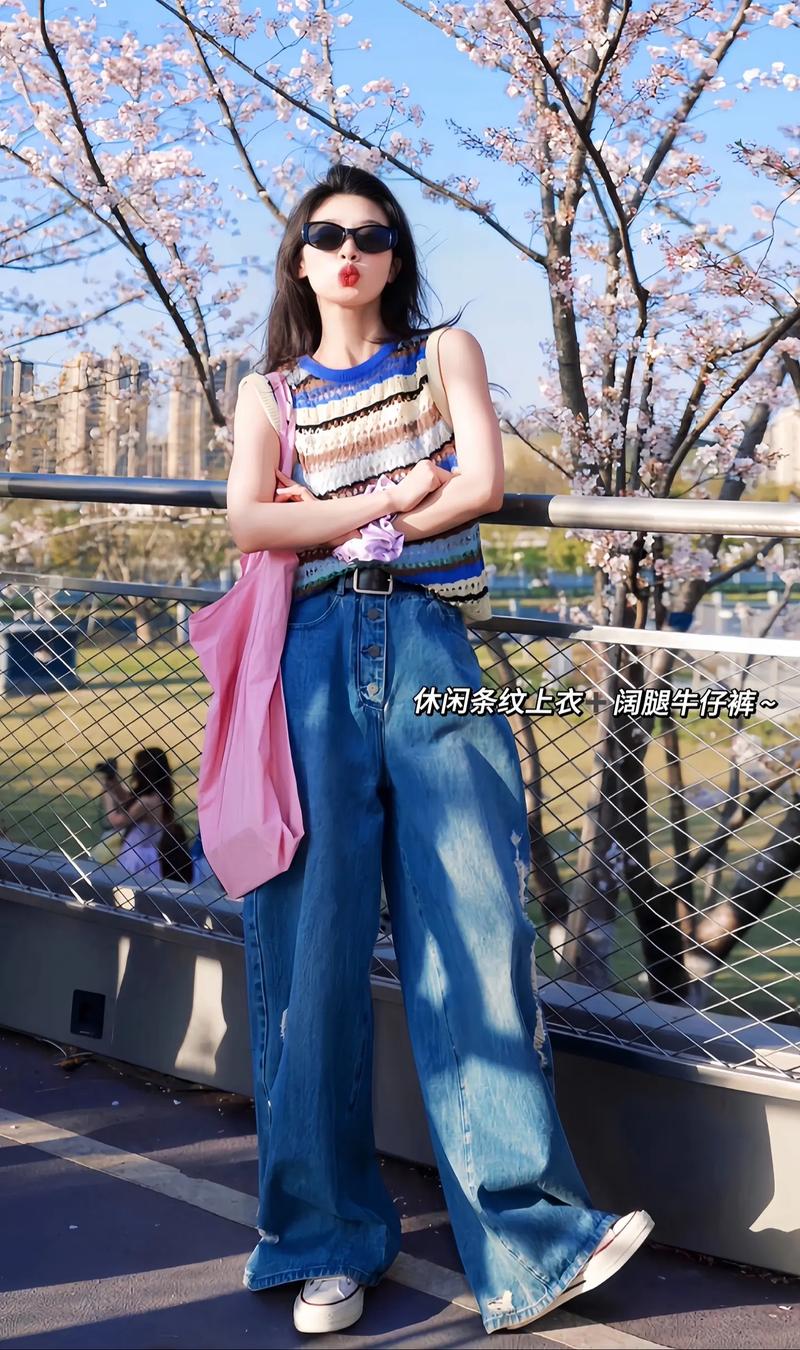 蓝色阔腿裤搭配上衣图片（藏蓝色阔腿裤穿搭指南显瘦百搭夏日白上衣秋冬层次感）