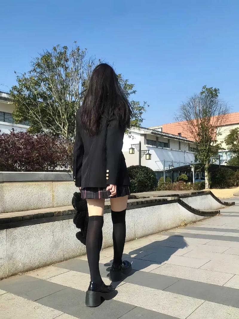 过膝袜鞋搭配图片（过膝袜显高搭配要点与三招，夏冬皆可用）