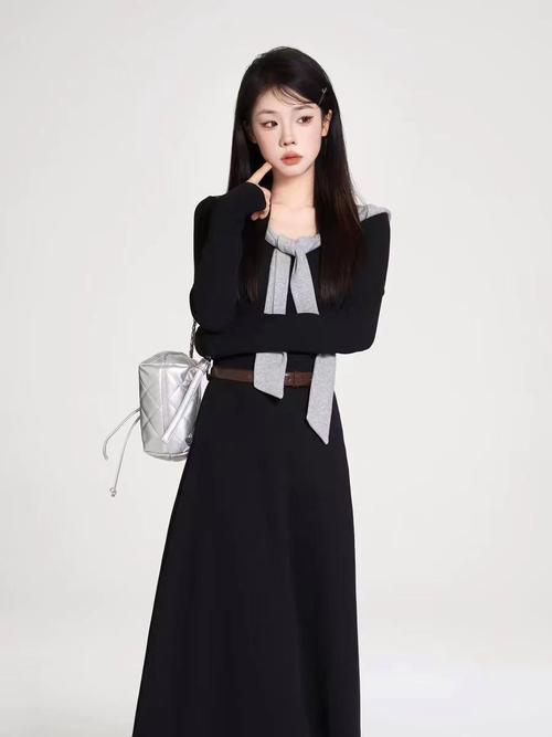 黑裙子配什么腰带（同色细腰带显腰线，金属细节提亮造型）