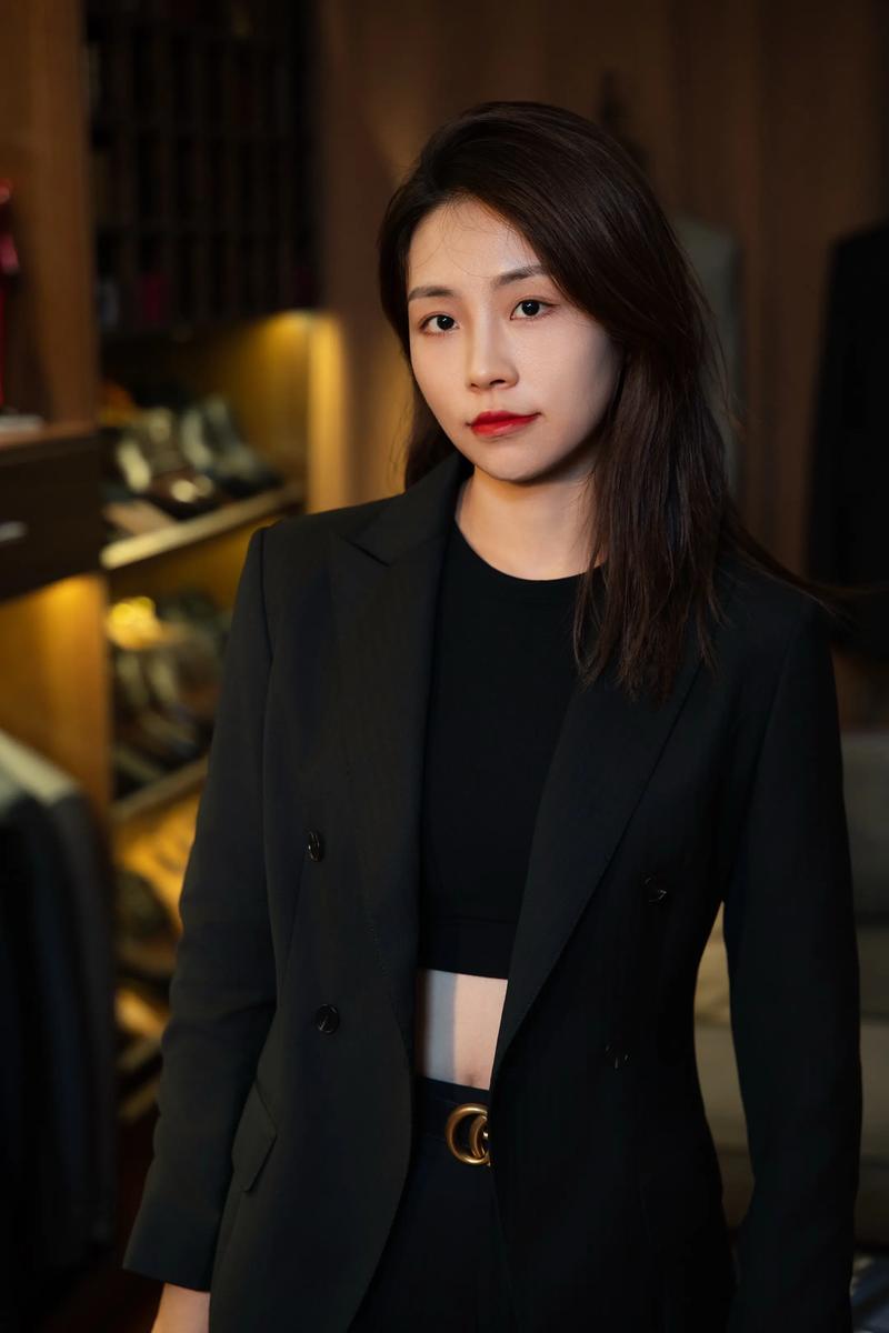 女黑色西服里面配什么颜色（白衬衫配黑西装穿搭指南，场景化内搭要点）