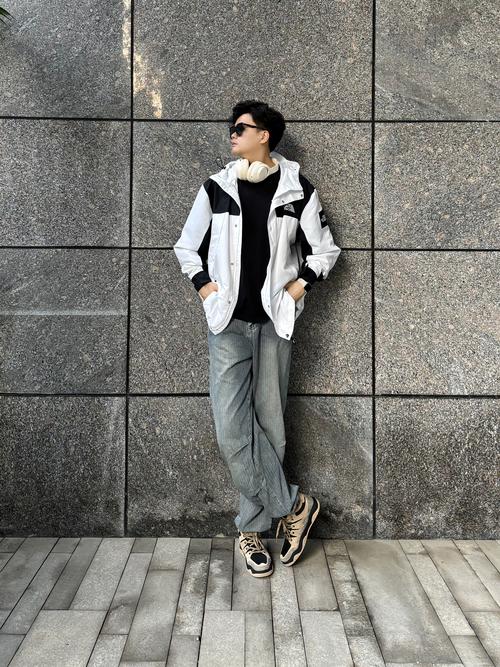 冲锋衣搭配牛仔裤图(寒潮来袭40+男士的冲锋衣+牛仔裤穿搭指南) 冲锋衣搭配牛仔裤图(寒潮来袭40+男士的冲锋衣+牛仔裤穿搭指南)