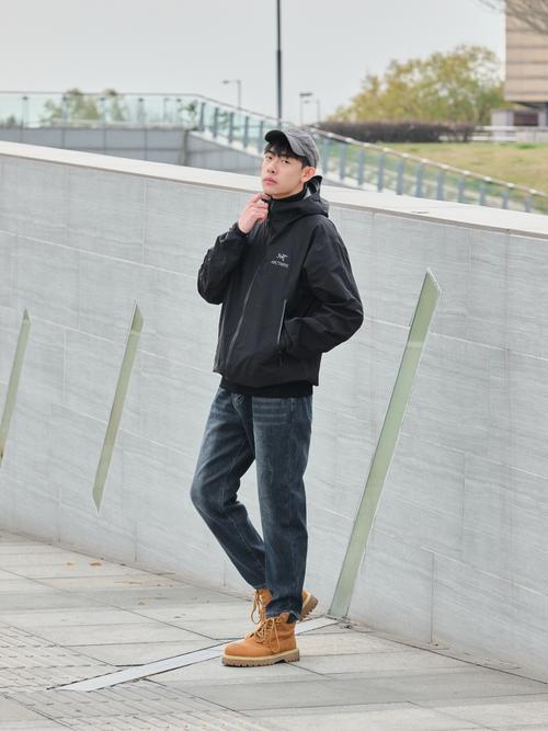 冲锋衣配牛仔裤好看吗（黑冲锋衣深蓝牛仔裤日常通勤中性混搭风格）