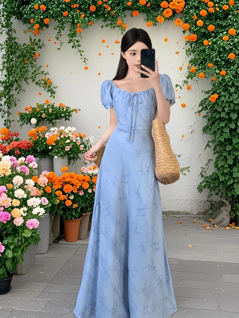 浅蓝色连衣裙搭配要点：白基底银饰场景穿搭