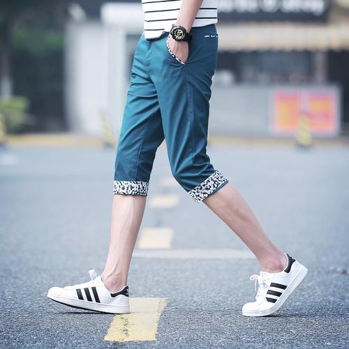 短袖衬衫搭配七分裤（夏日穿搭灰色亚麻七分裤配白衬衫讲究材质与比例）