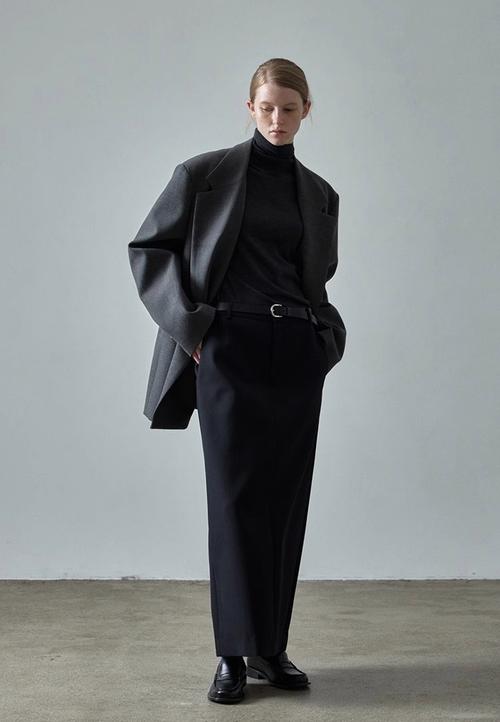 深灰色半身长裙配什么上衣（深灰半身裙穿搭全攻略材质腰线四季搭配要点）