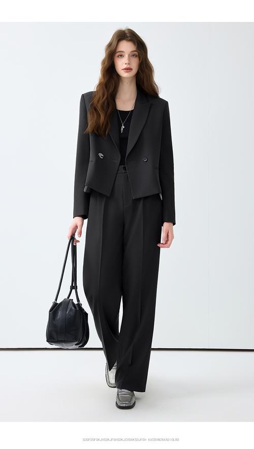 灰色小衫搭配黑色西服(灰色小衫配黑西装穿搭要点材质混搭增层次) 灰色小衫搭配黑色西服(灰色小衫配黑西装穿搭要点材质混搭增层次)