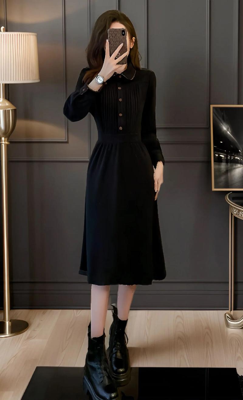 夏日黑色短款连衣裙配牛仔裤，低调显质感的日常穿搭