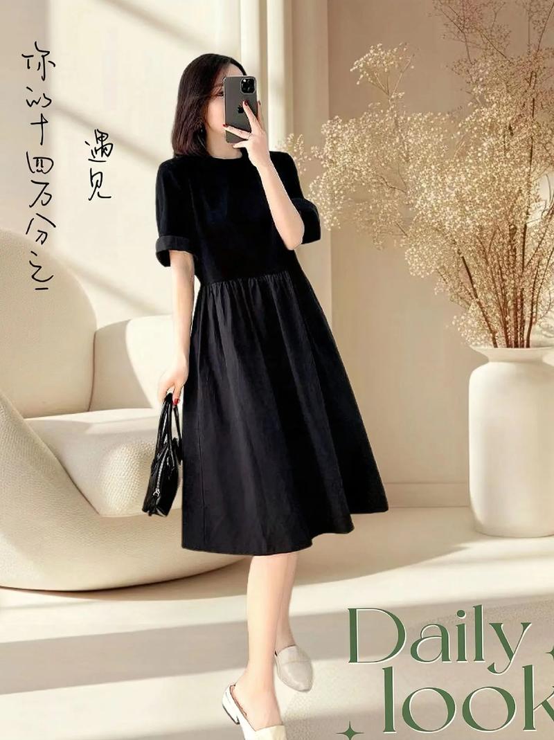 黑色t恤裙搭配图片（夏日黑T恤穿搭指南百搭质感与层次）