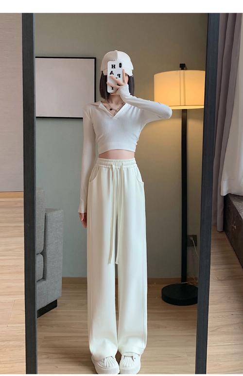 白色运动裤搭配上衣图(白色运动裤穿搭指南从健身房到街头都时髦) 白色运动裤搭配上衣图(白色运动裤穿搭指南从健身房到街头都时髦)