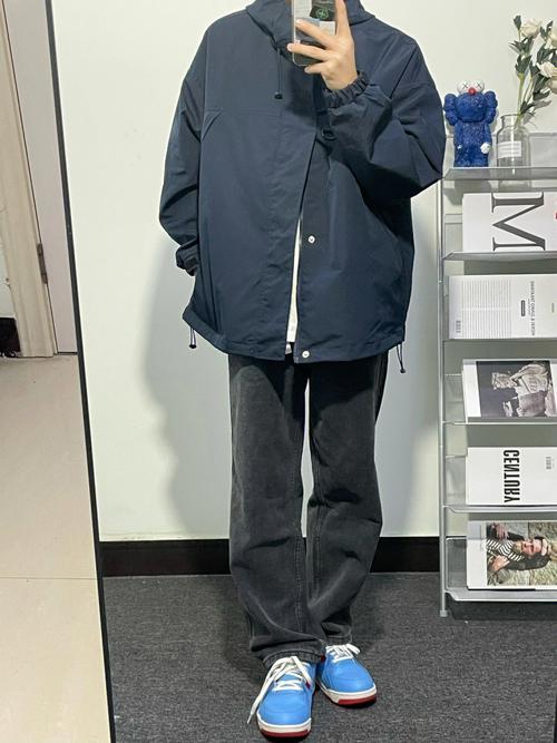 牛仔裤搭配冲锋衣(户外防护与城市休闲的搭配)