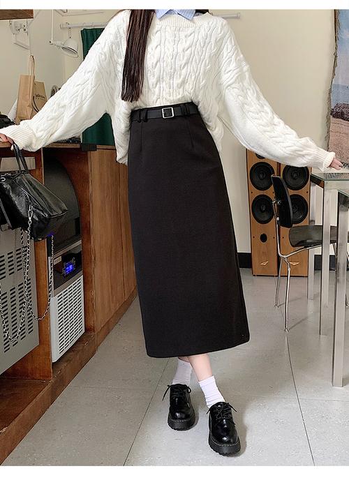 冬季黑色半身裙配什么上衣（职场日常轻松驾驭）