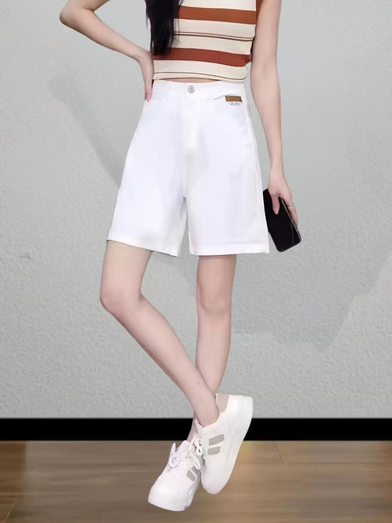 40岁以上女人适合穿短裤么(高腰显腿长,气质与舒适并存)