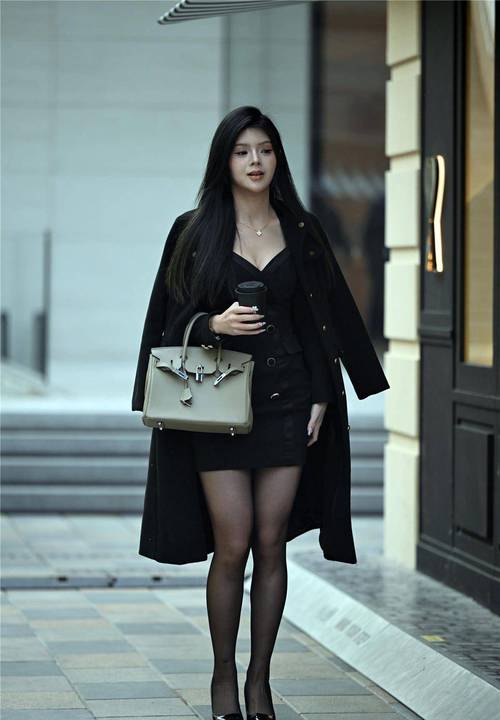 女士黑色丝袜脚丫搭配(从日常到职场再到进阶风格) 女士黑色丝袜脚丫搭配(从日常到职场再到进阶风格)