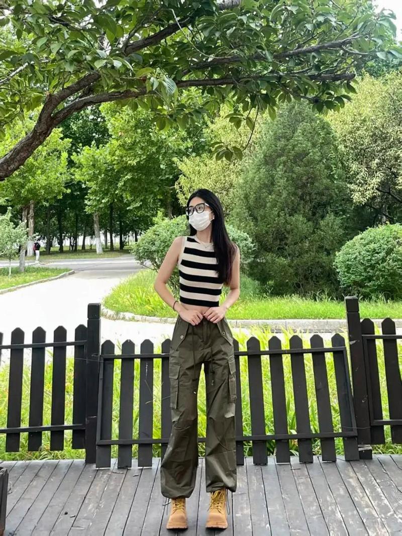 绿色工装裤配什么外套(外套搭配与风格升级)