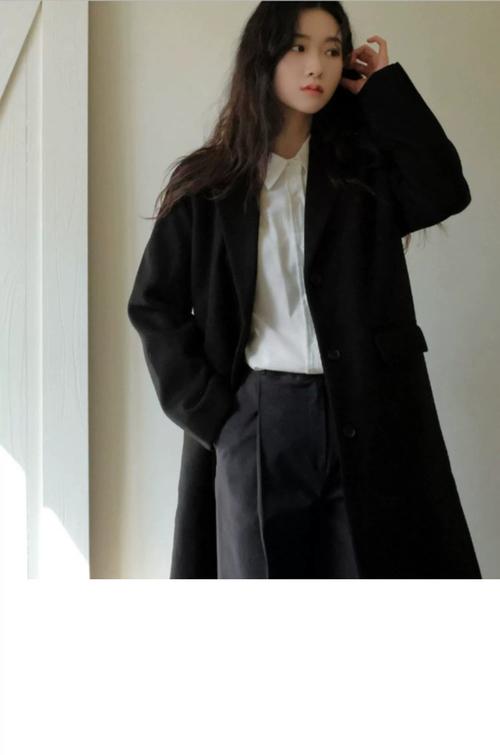 小个子女人穿黑呢大衣搭配（用比例和层次显高拉长身材）