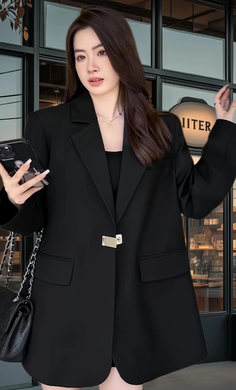 女士黑色西服配什么裤子图片(休闲配色与实用单品)