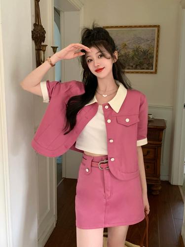 粉色半身裙配什么外套（外套与配饰打造日常到正式气质）