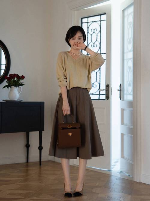 咖色半裙搭配什么颜色袜子（颜色材质与鞋履要点）