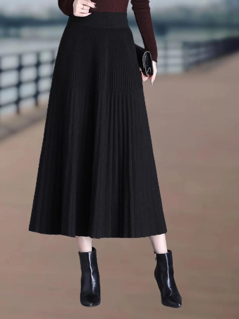 黑色裙子搭配什么上衣(场合上衣色彩与配饰)