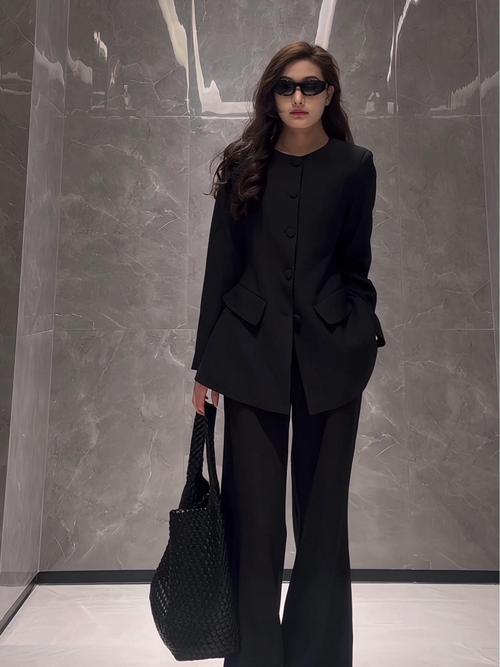 黑色西装裤搭配什么颜色外套（黑色西裤作万能底座，场合情绪与材质搭配全攻略）