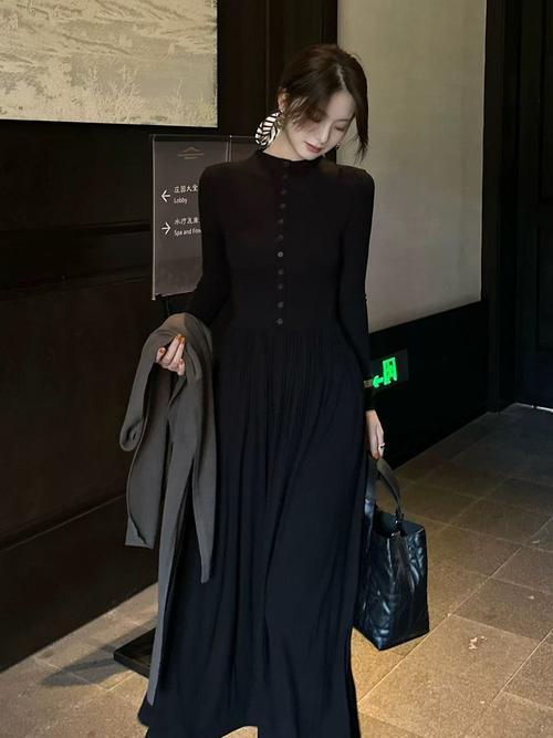 黑色长裙搭配什么上衣（材质轮廓决定风格大胆试错）