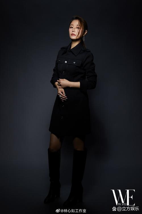 黄色小衫搭配黑色西服图片(强烈对比与气质提升要点) 黄色小衫搭配黑色西服图片(强烈对比与气质提升要点)