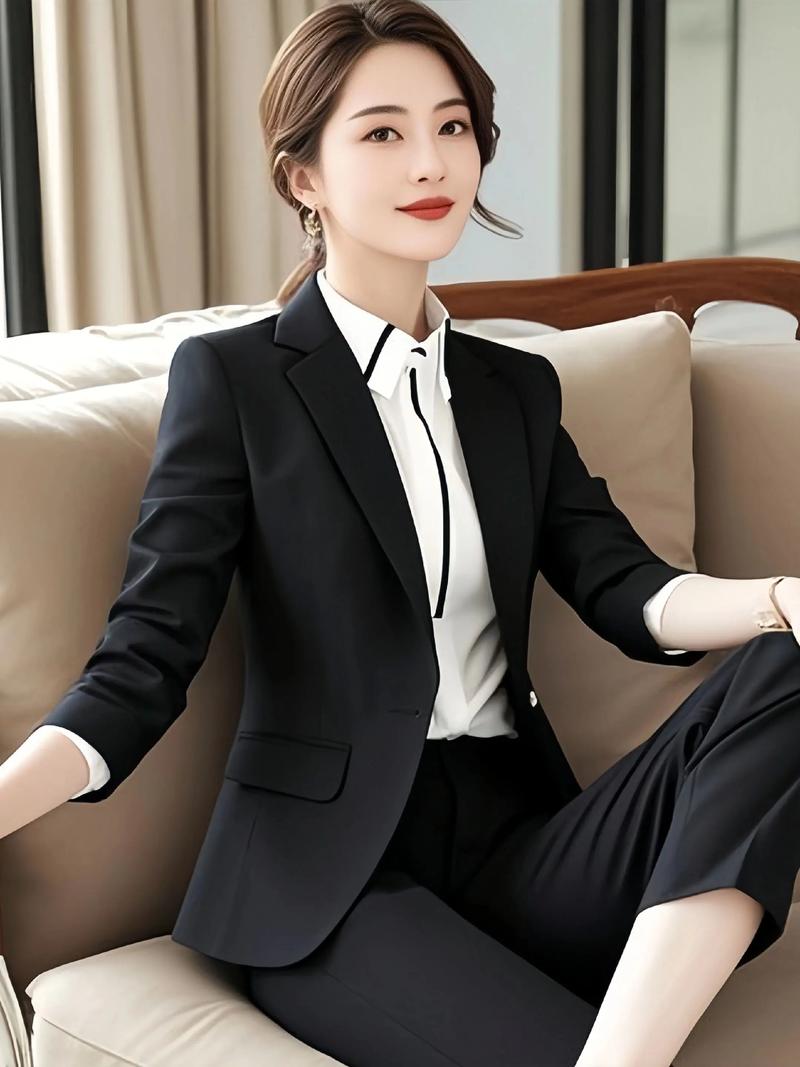 女黑色西装怎么搭配好看图片(黑西装多样搭配,稳中求变穿出气质)