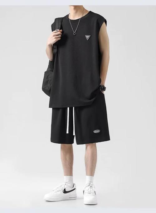 运动背心搭配黑色短裤（背心+黑色短裤，简洁剪裁更显自信街头感）