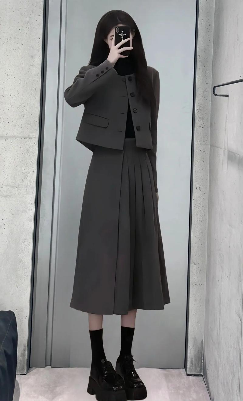 深灰色百褶裙怎么搭配(六大上衣让校园日常更优雅)