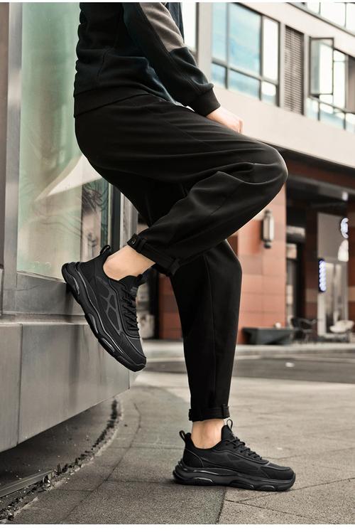 黑色运动鞋配什么颜色裤子(深裤拉长腿线,日常到职场百搭)