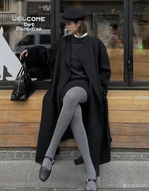 黑色裙子配什么颜色袜裤（黑裙配同色袜裤拉长腿线，哑光质感显庄重）