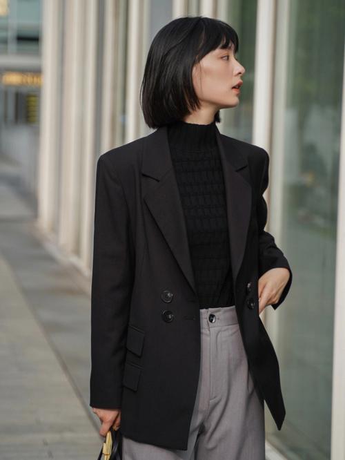 黑色西服女最佳搭配图片（混搭出年轻有层次感）