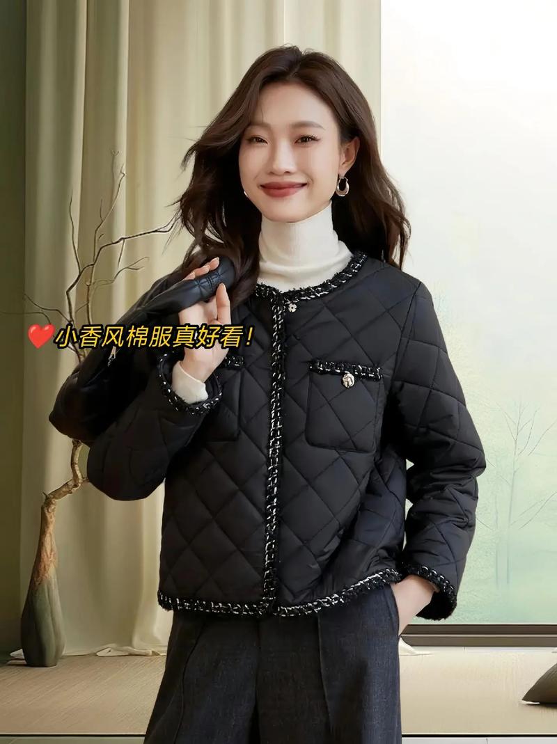 黑色短款棉服搭配图(黑色短款棉服冬季穿搭显瘦腰线与下装搭配)