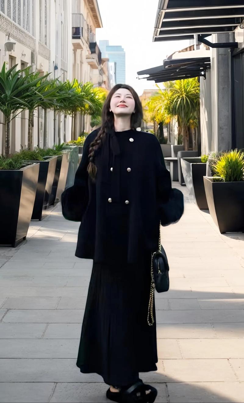 黑色大衣配什么好看(黑色大衣靠层次叠穿和合身剪裁更显高级感) 黑色大衣配什么好看(黑色大衣靠层次叠穿和合身剪裁更显高级感)