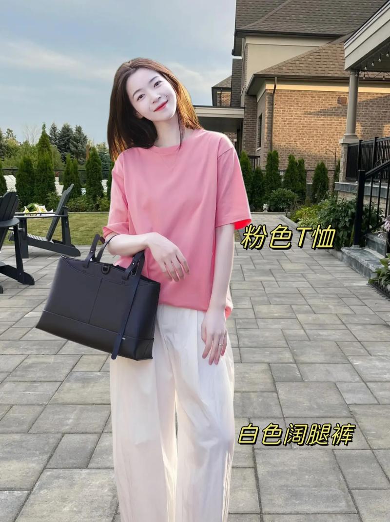 粉色上衣配什么颜色下装（粉色上衣搭配要点基底色渐变撞色场景穿搭）