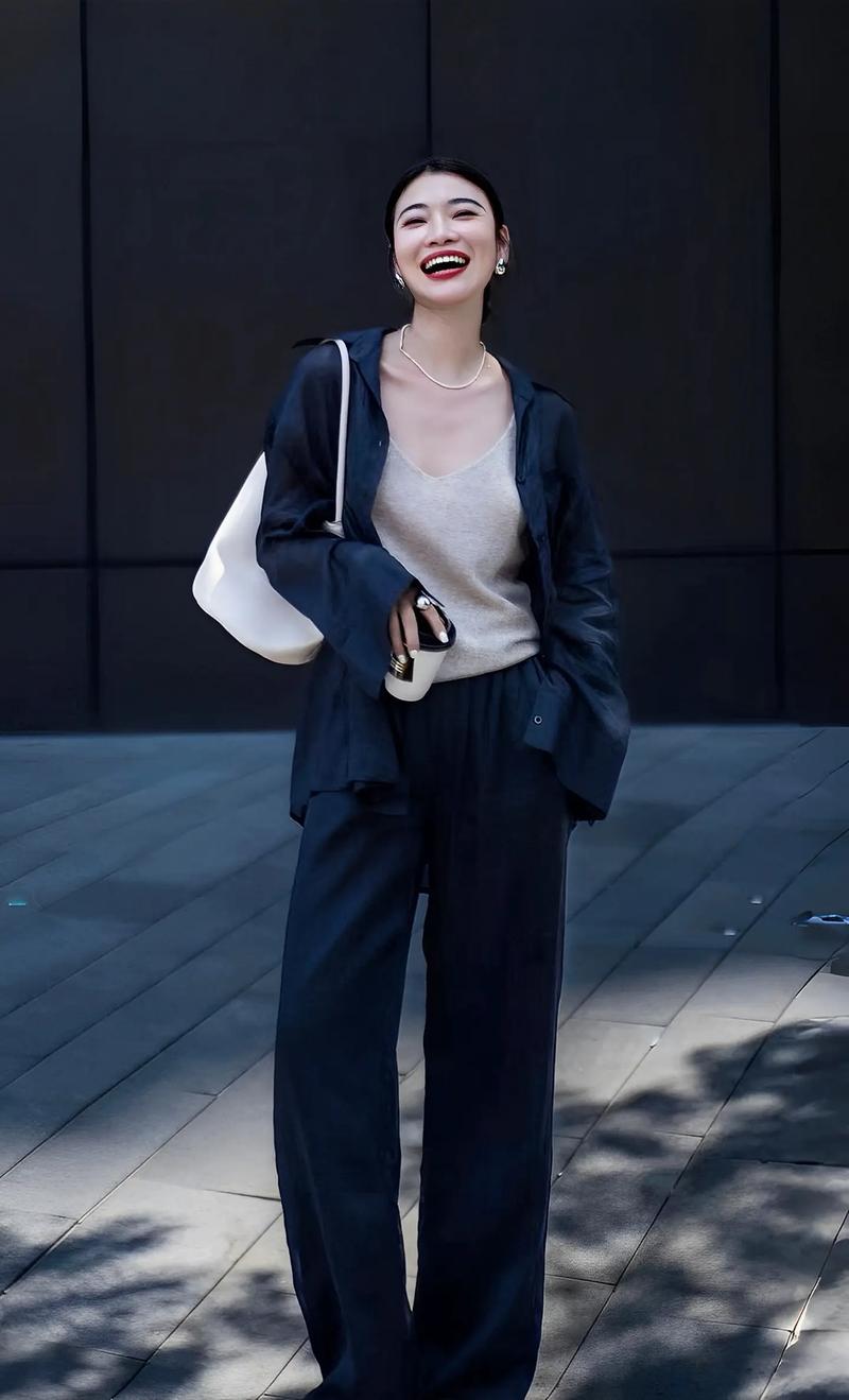 藏青色衬衫配裤子图片(中年男士冬季藏青衬衫搭配卡其裤层次感十足)