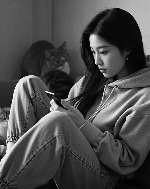 灰色上衣搭配牛仔裤（灰色上衣与牛仔裤日常搭配，简约高质感无性别风格）