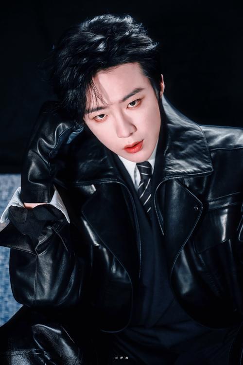 黑色长风衣怎么搭配图（从街头酷感到名媛气质的多变造型）