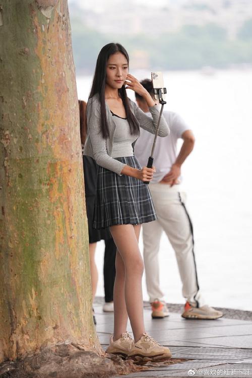 丝袜搭配运动鞋图片(日常到街头风) 丝袜搭配运动鞋图片(日常到街头风)