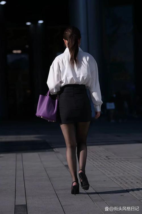 黑色连裤袜配什么裙子（场景裙型与身材搭配要点）