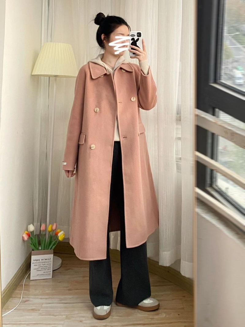 粉色大衣配什么包（白黑显干净，粉棕显温柔，银包更时髦）