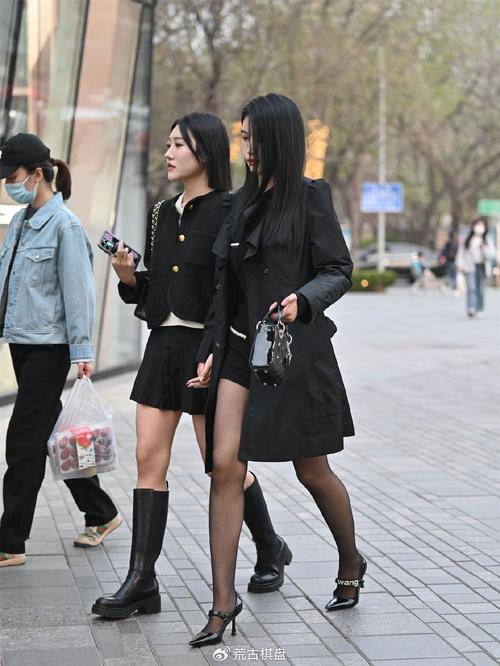 黑色丝袜裤怎么搭配衣服（黑色丝袜裤三季穿搭指南显瘦修腿与搭配要点）