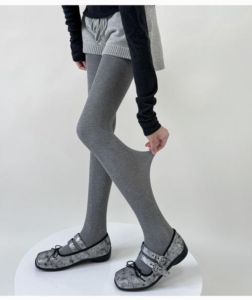 灰色短裤配什么打底袜（灰色短裤搭配袜子鞋子全方位技巧）