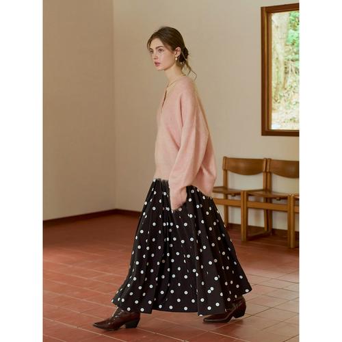 黑白波点半身裙子搭配上衣图（材质颜色平衡）